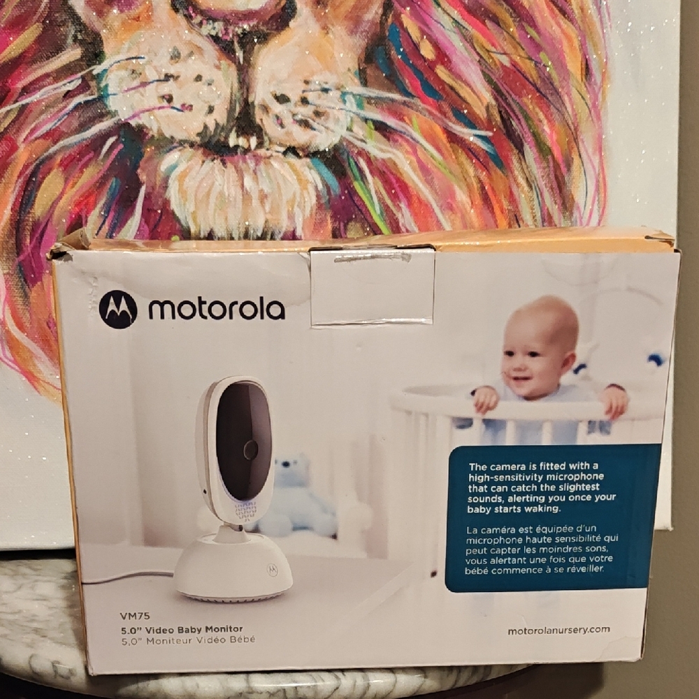 Motorola VM75 Baby Monitor with White and Black Design